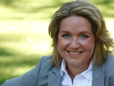 Gesundheitsminister-Sprecherin Margit Draxl freut sich, ihren Mann nach seiner OP zu herzen.