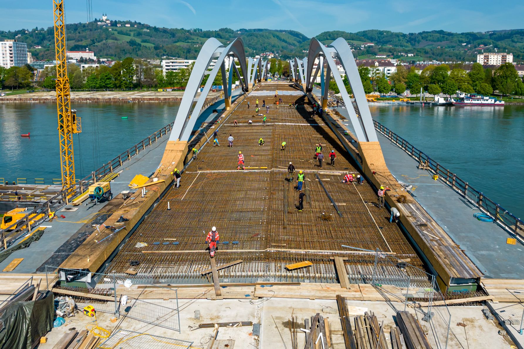 Schon morgen wird die Eisenbahnbrücke vollständig betoniert sein.