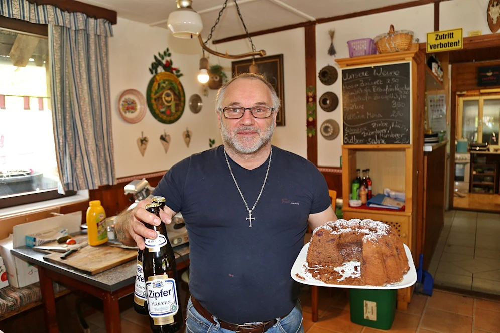 Auch Hüttenwirt Christian Moser bereitet sich schon auf die Gastroöffnung vor.