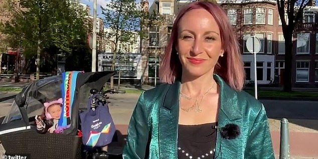 Tochter Zena unterbrach  BBC-Auslandskorrespondentin Anna vom Wagen aus.