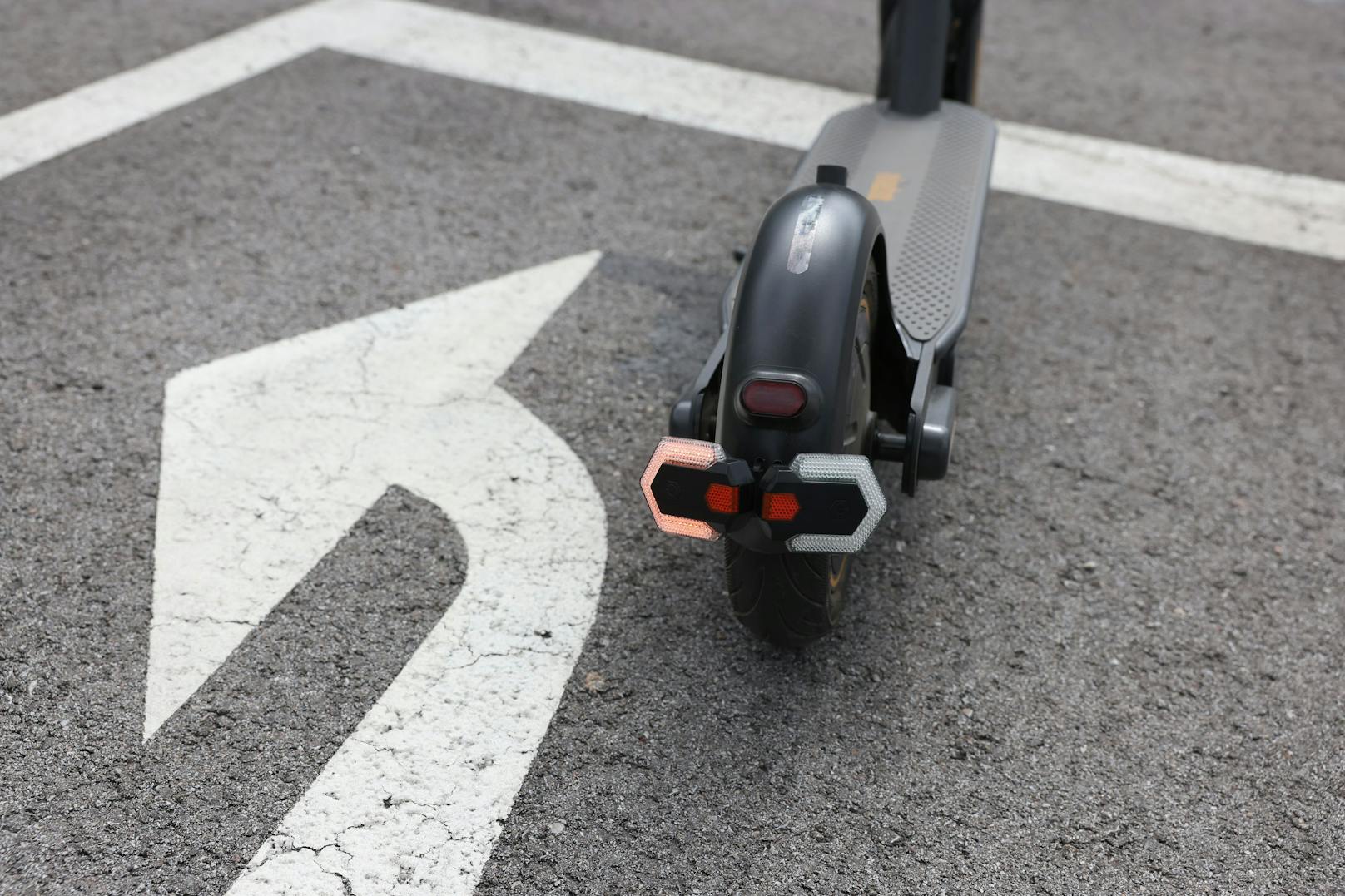 Für den Prototypen haben Techniker Blinker aus dem Fahrrad-Zubehör angebracht, die mit nur einem Bedienelement koppelbar&nbsp;sind und über kabellose Signalübertragung funktionieren.