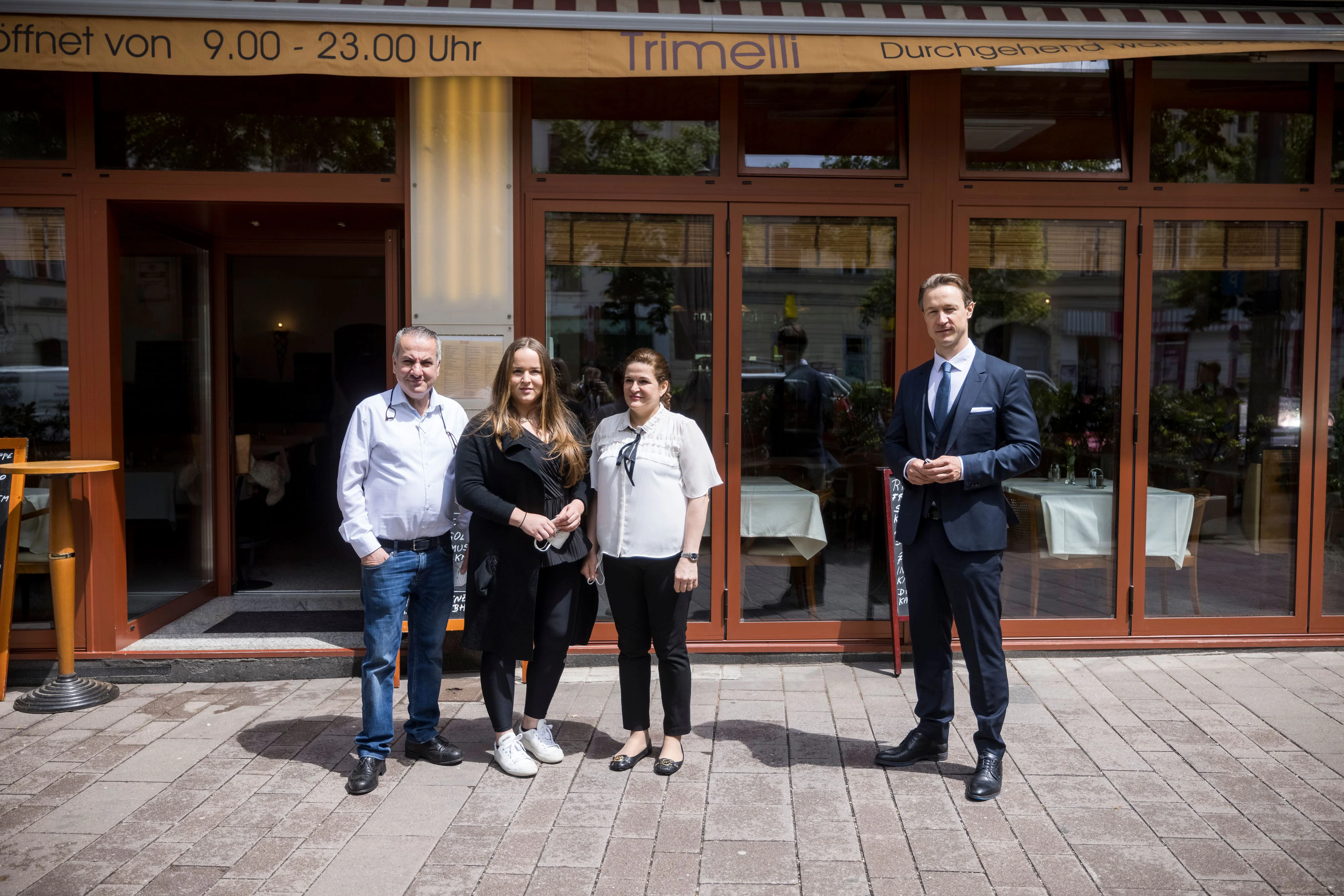 Nach rund sechs Monaten Lockdown darf morgen auch das Ristorante Trimelli wieder öffnen. Als erster Gast kam schon heute Finanzminister Gernot Blümel (ÖVP, r.) vorbei.