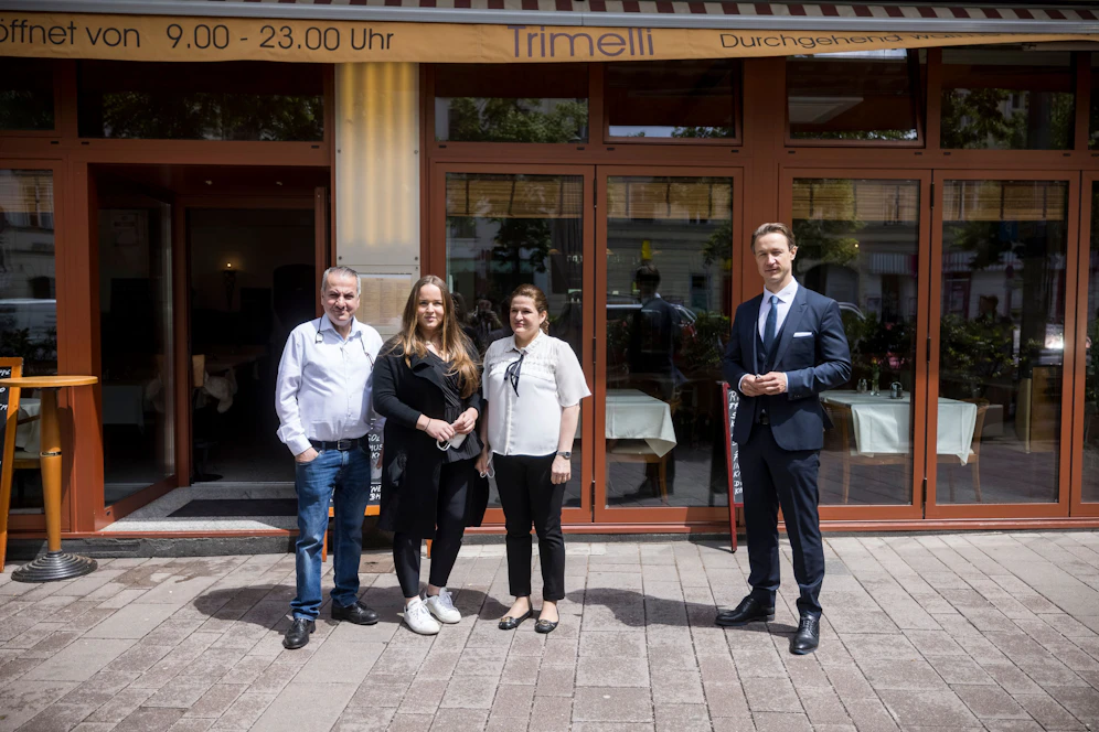 Nach rund sechs Monaten Lockdown darf auch das Ristorante Trimelli wieder öffnen. Als erster Gast kam schon heute Finanzminister Gernot Blümel (ÖVP, r.) vorbei.