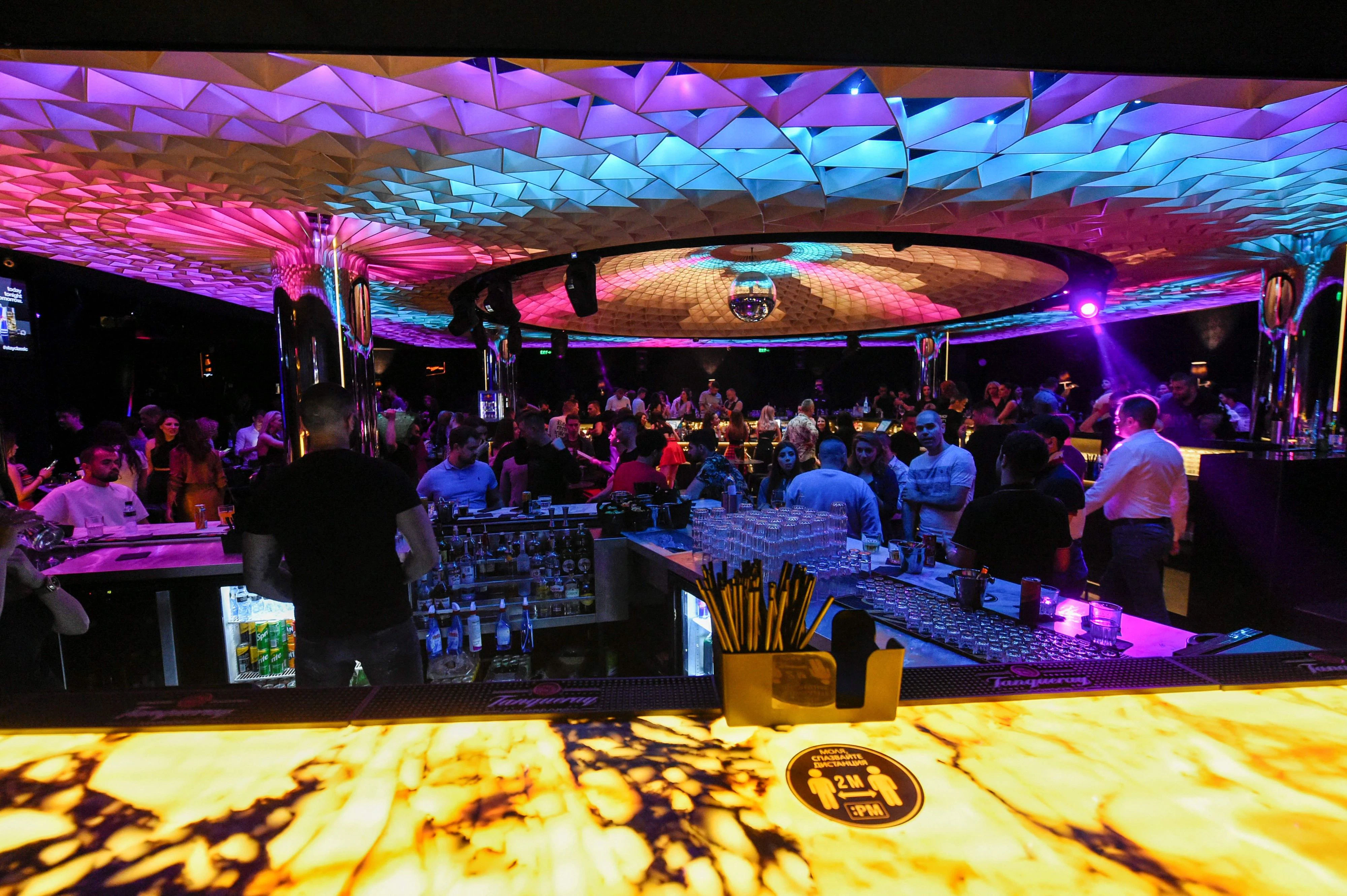 Download von www.picturedesk.com am 18.05.2021 (14:44).  People take part in a party inside a disco club in Sofia early on April 30, 2021, after Bulgaria reopened clubs to 50 percent capacity following restrictions due to the Covid-19 pandemic. (Photo by Nikolay DOYCHINOV / AFP) - 20210430_PD0674 - Rechteinfo: Rights Managed (RM) Nur für redaktionelle Nutzung! Werbliche Nutzung erfordert Freigabe: bitte schicken Sie uns eine Anfrage.