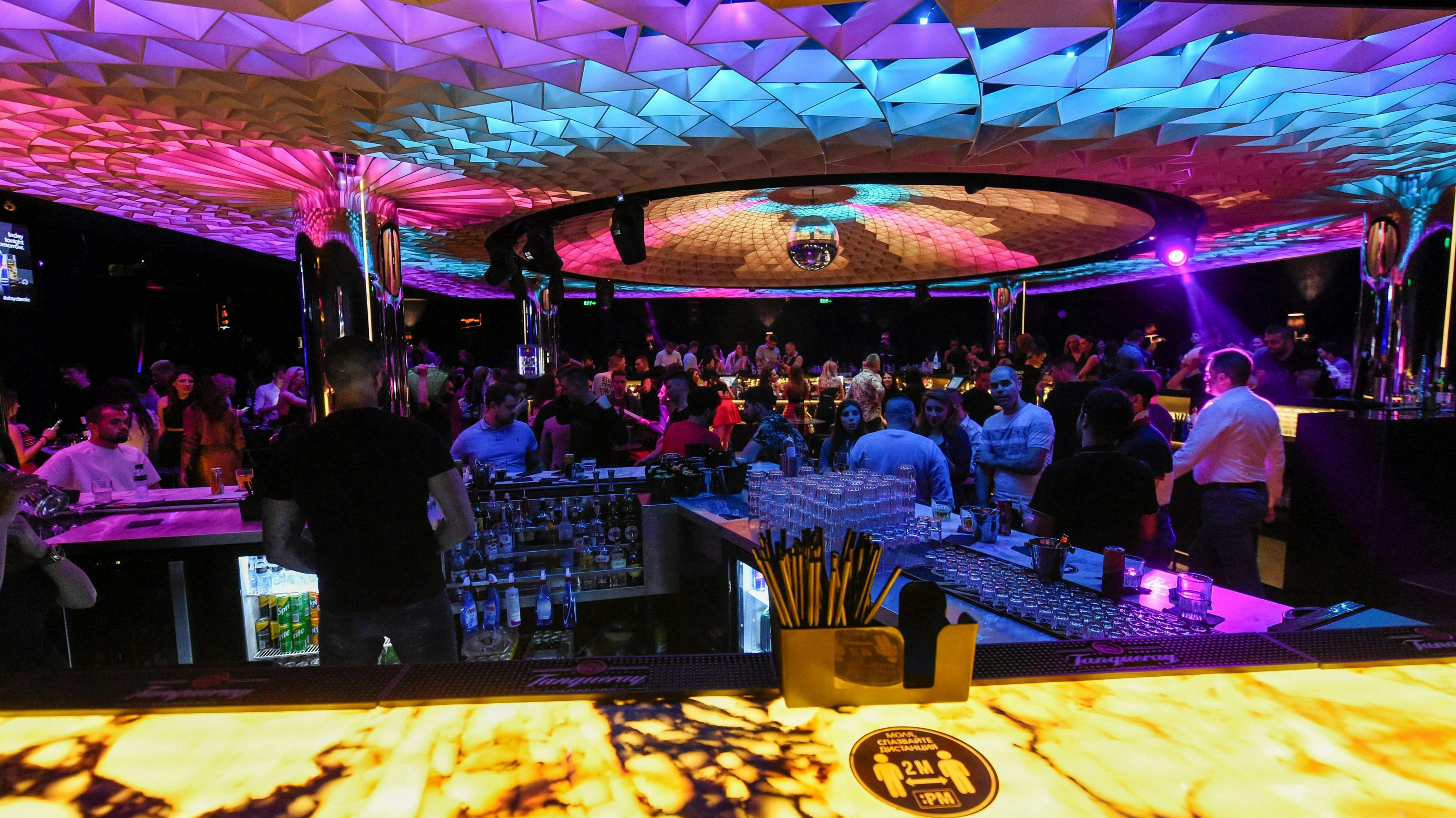 Download von www.picturedesk.com am 18.05.2021 (14:44).  People take part in a party inside a disco club in Sofia early on April 30, 2021, after Bulgaria reopened clubs to 50 percent capacity following restrictions due to the Covid-19 pandemic. (Photo by Nikolay DOYCHINOV / AFP) - 20210430_PD0674 - Rechteinfo: Rights Managed (RM) Nur für redaktionelle Nutzung! Werbliche Nutzung erfordert Freigabe: bitte schicken Sie uns eine Anfrage.