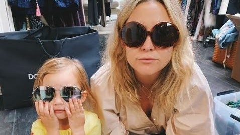 18.5.2021: Hollywood-Star Kate Hudson und ihre Tochter misten ihren Kleiderschrank aus. "Wer ist noch bereit für einen Frühungsputz?", fragt die Schauspielerin.