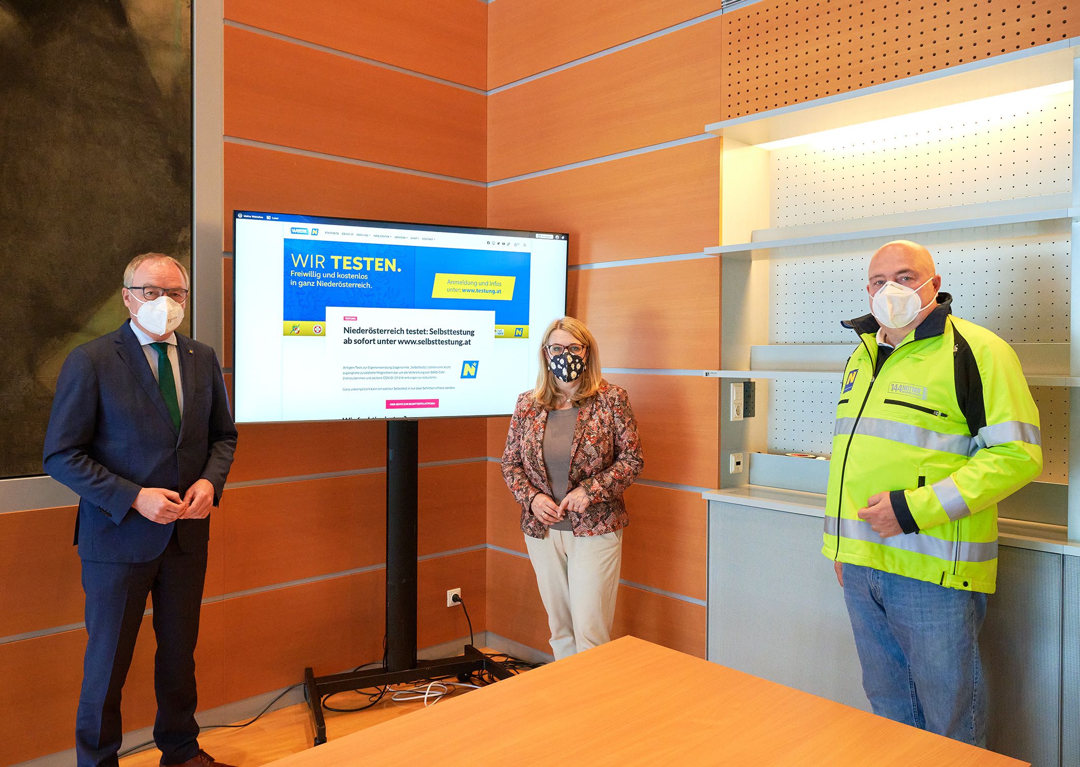 Landesvize Stephan Pernkopf, Landesrätin Ulrike Königsberger-Ludwig und Impfkoordinator Christof Constantin Chwojka