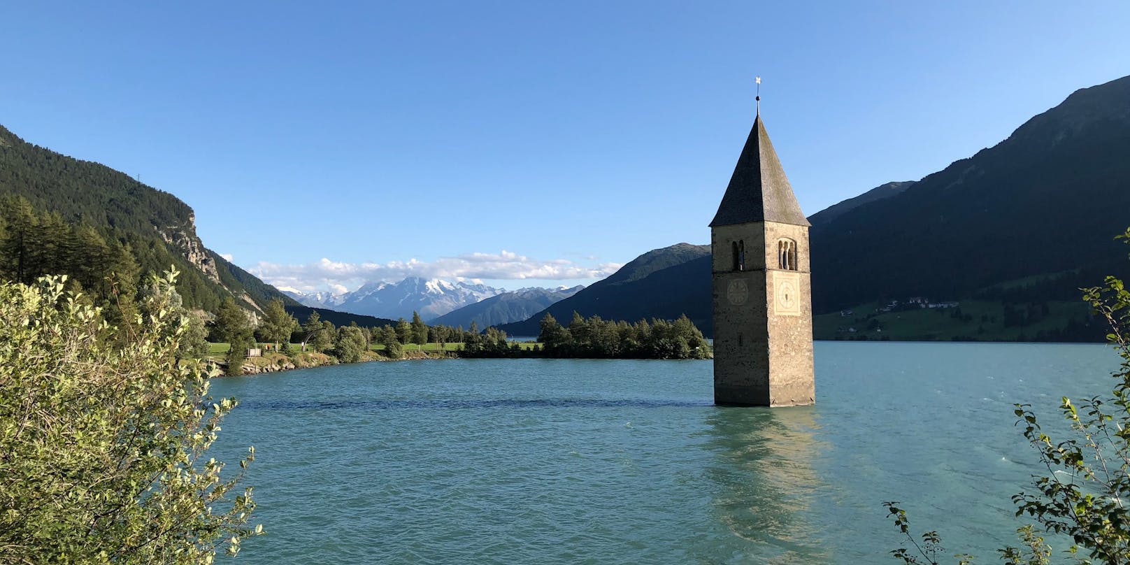 Der Kirchturm von Graun im Vinschgau 