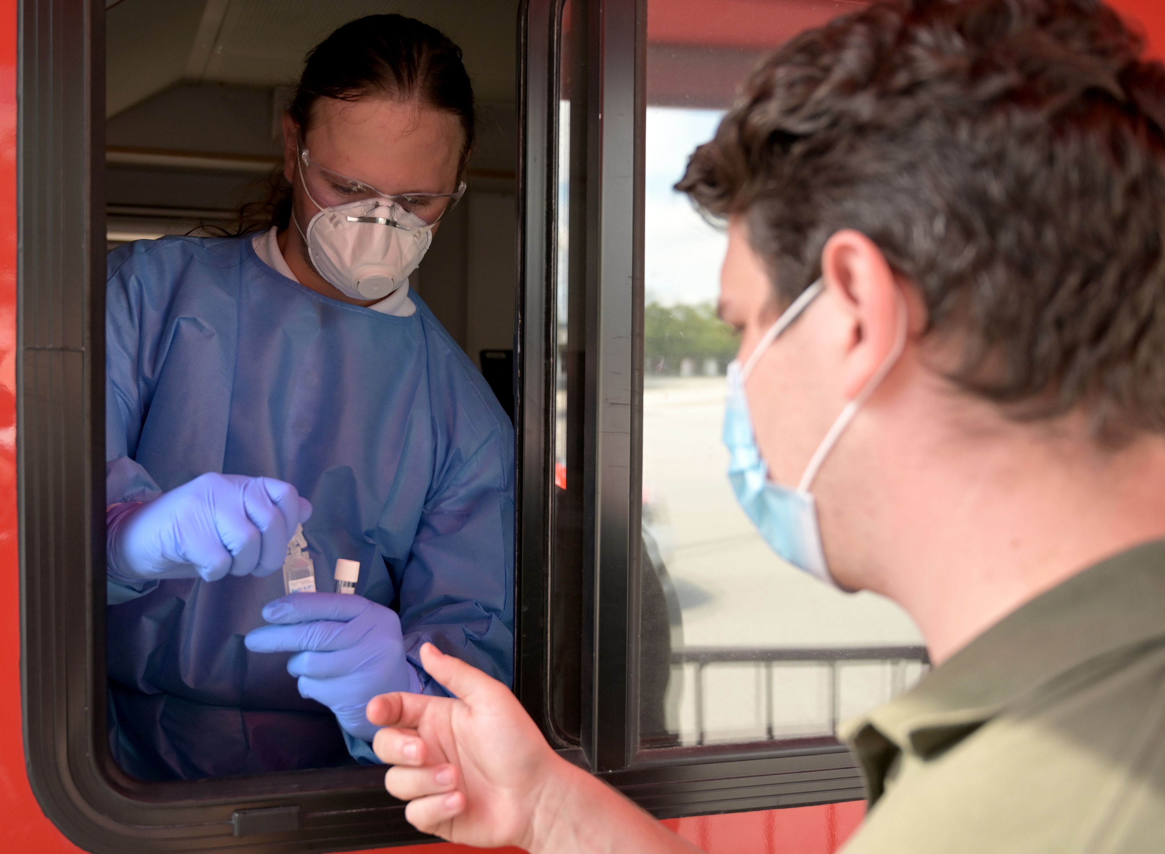 Download von www.picturedesk.com am 18.05.2021 (08:32).  ABD0075_20200816 - WIEN - ÖSTERREICH: Wiener Kroatien-Reiserückkehrende (gestellte Aufnahme)im Rahmen der "kostenlosen Covid-19 Tests" beim Walk-In und Drive-In mit erstmaligen Gurgeltests am Sonntag, 16.August beim Ernst Happel Stadion in Wien. Diese Station hat bis Freitag den 21. August 2020 täglich von 06:00 bis 21:00 geöffnet. - FOTO: APA/HERBERT P. OCZERET - 20200816_PD2821 - Rechteinfo: Rights Managed (RM)