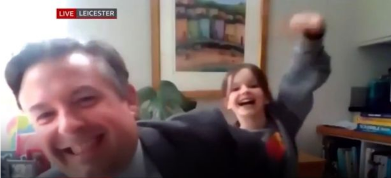 Annie beim Interview von Papa Jonathan