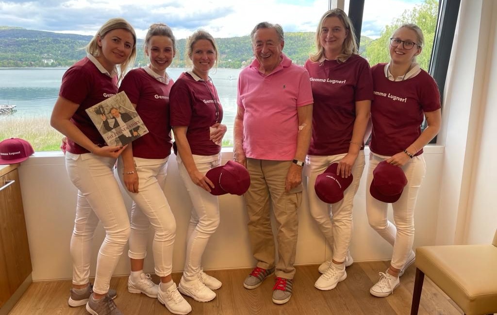 Sein Kur-Team in Kärnten soll Richard Lugner wieder fit wie einen Turnschuh machen<br>