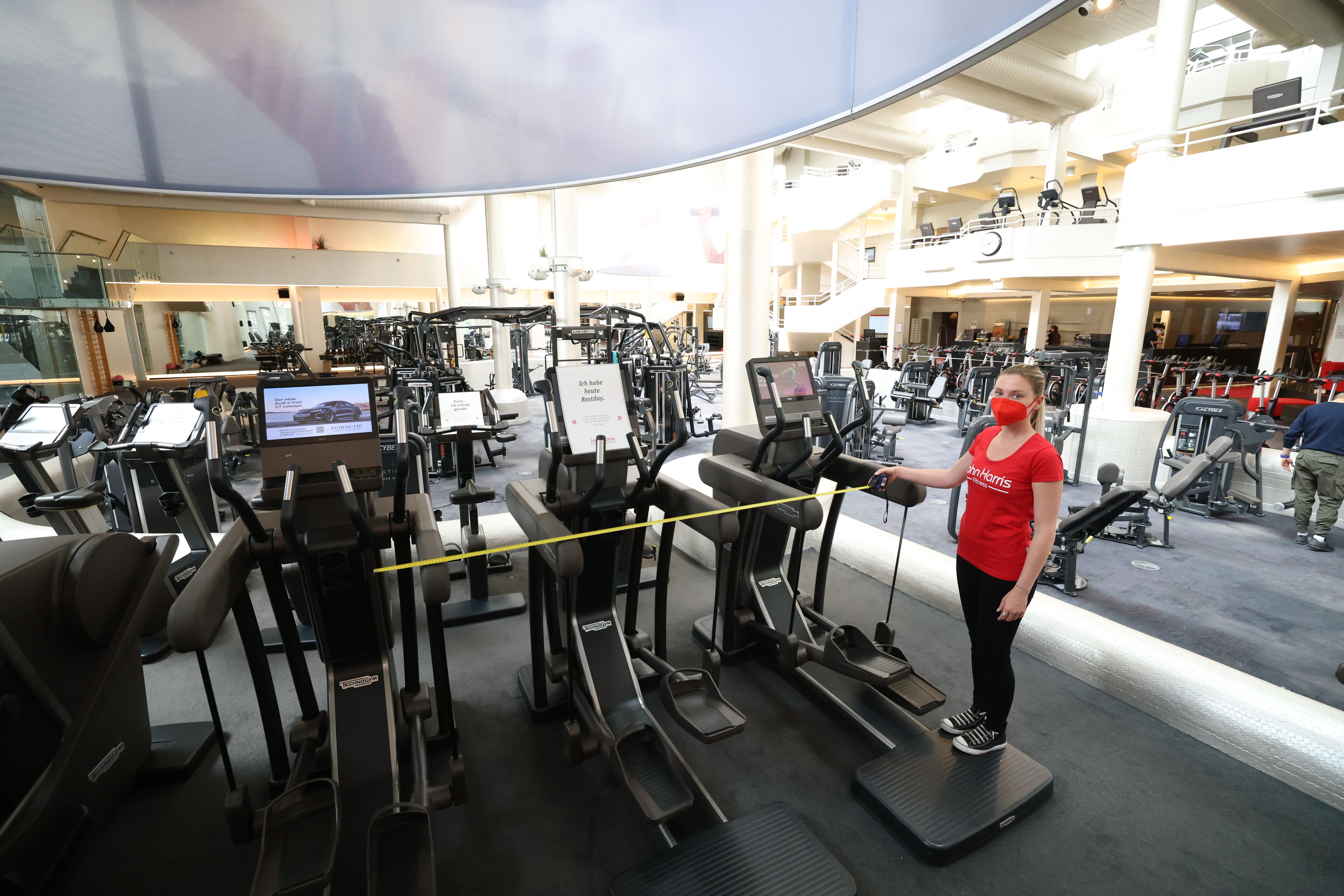Der Abstand zwischen den Geräten muss immer gewahrt sein, daher werden einzelne Laufbänder gesperrt.