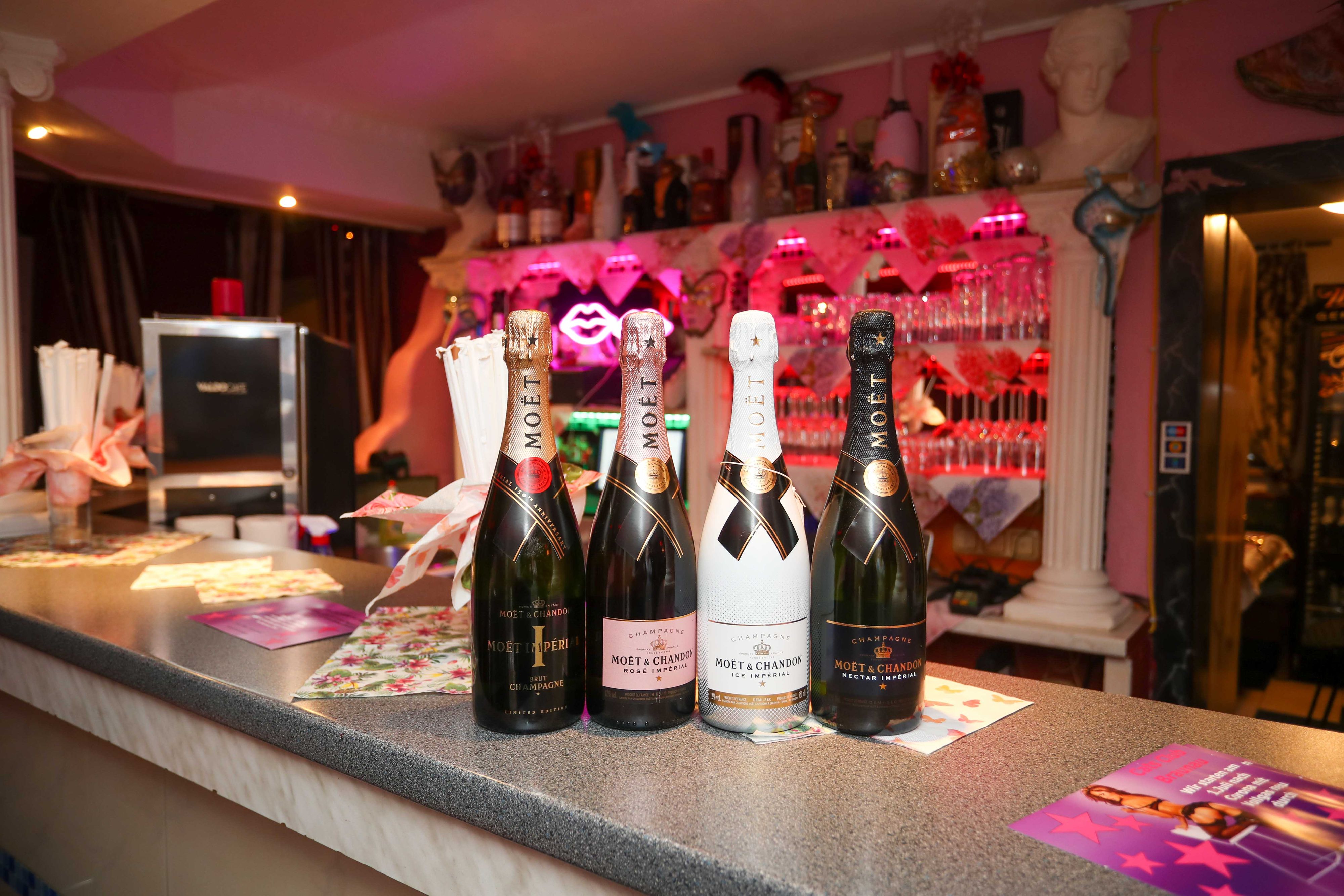 17.05.2021, Braunau, AUT, Themenbild, Bordell, Nachtclub, Bordelle dürfen unter Strengen Regeln auch wieder öffnen, im Bild Champagner Flaschen stehen auf einer Bar,  Pressefoto Scharinger © 2021, PhotoCredit Daniel Scharinger