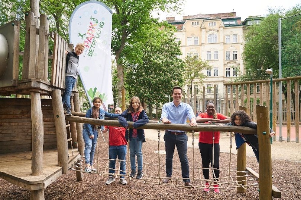 Morgen startet wieder die Parkbetreuung. In 180 Anlagen sind dann wieder 300 Mitarbeiter für die Kinder und Jugendlichen da. Den Saisonstart  feierte Vizebürgermeister und Jugendstadtrat Christoph Wiederkehr (Neos) im Hamerlingpark in der Josefstadt.