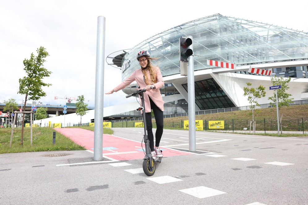 Weil sich E-Tretroller instabiler fahren als Fahrräder und Handzeichen Stürze und Unfälle verursachen können, will der ÖAMTC dass Hersteller neue Roller serienmäßig mit Blinkern ausstatten.