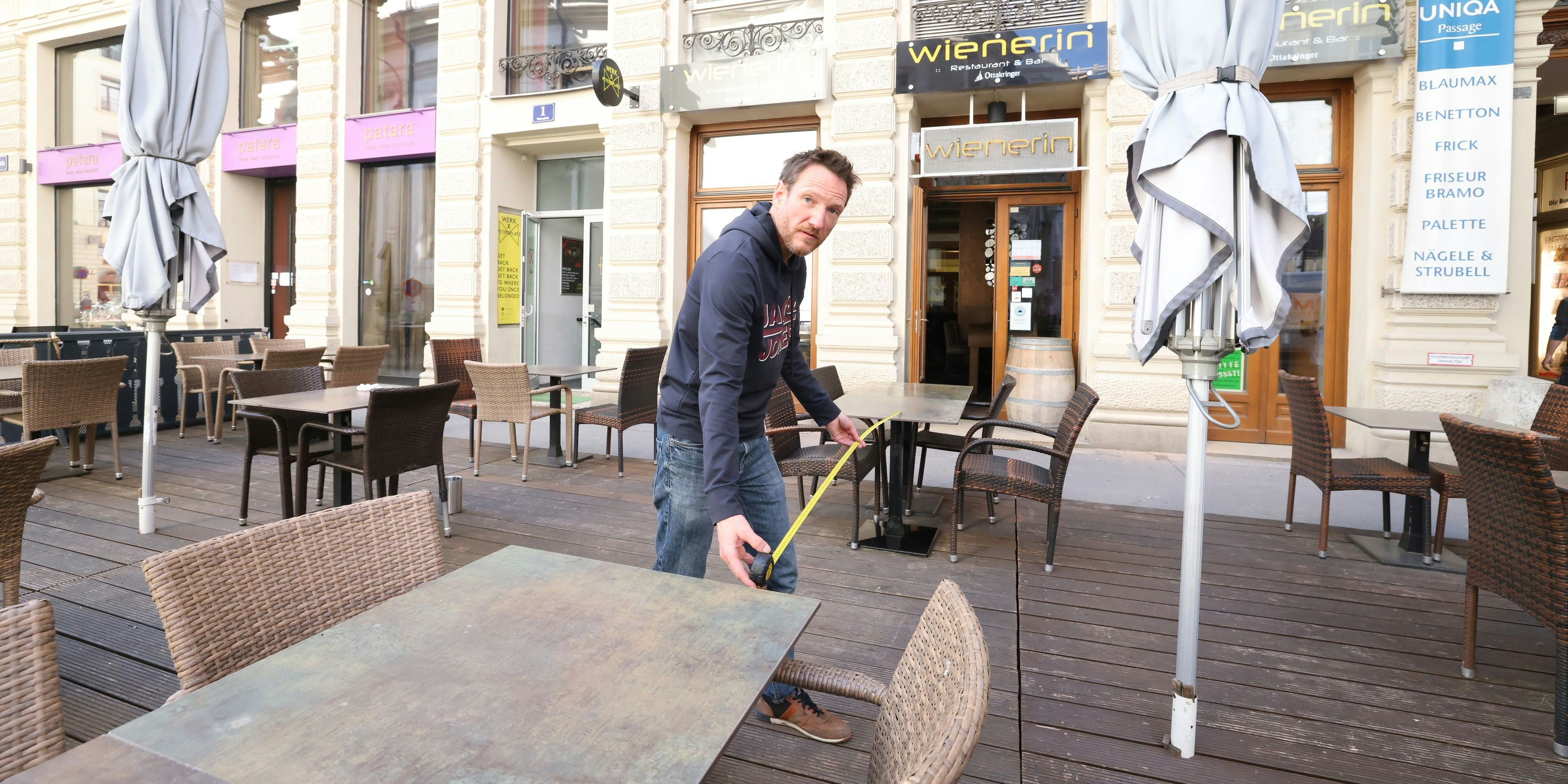 Eddi Supersberger von der "Wienerin" bei der Abstandskontrolle.