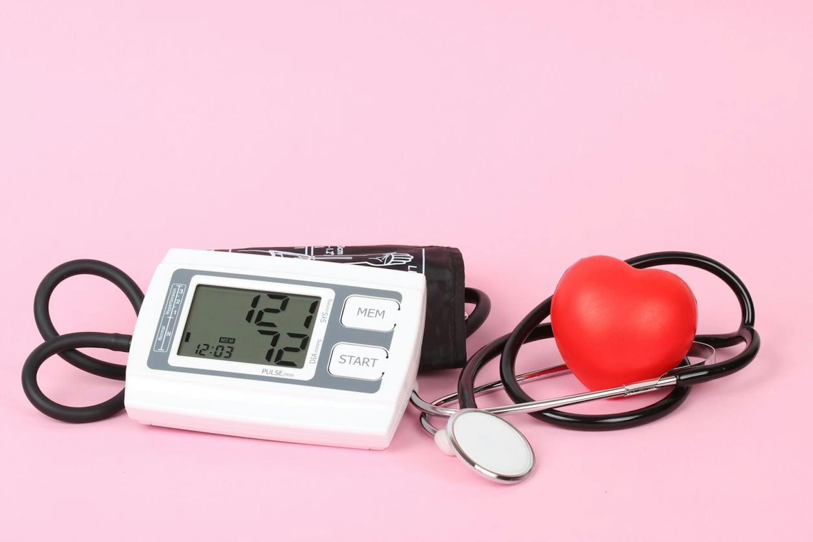 In jungen Jahren sind Frauen in puncto Blutdruck besser unterwegs als Männer. Das ändert sich später.<br>