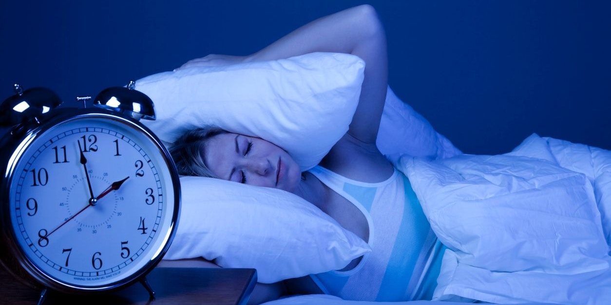 Eine Frau leidet unter Schlafstörungen.