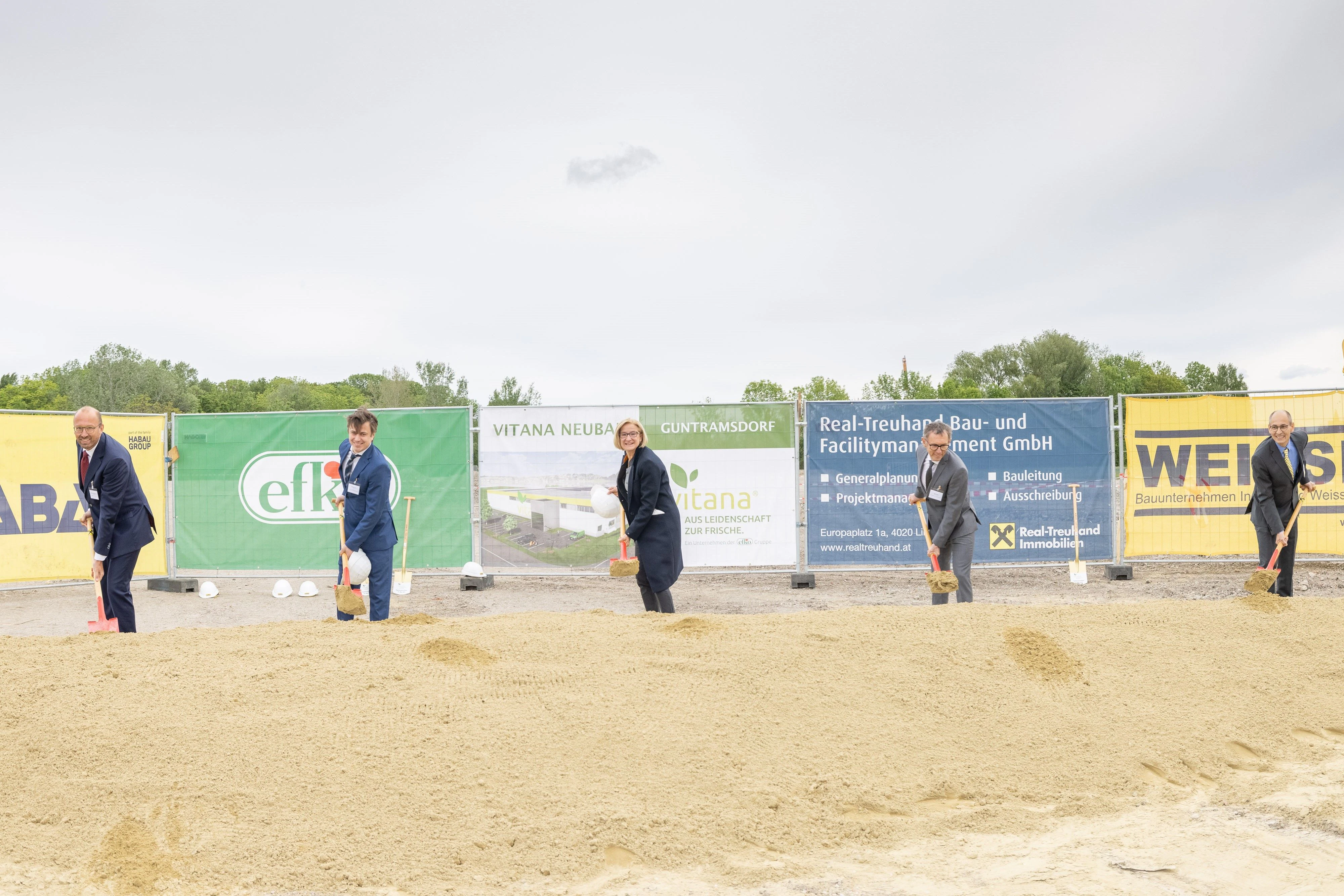 Am 19. Mai 2021 feierte efko den Spatenstich für das neue Werk in NÖ: Reinhard Schwendtbauer, Matthias Ecker, Landeshauptfrau Johanna Mikl-Leitner, Klaus Hraby und Manfred Rotheneder (v.l.)