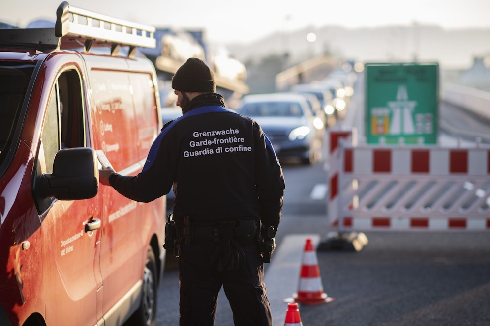 Schweizer Grenzwächter kontrollieren Pendler aus Österreich. Archivbild, 18. März 2020