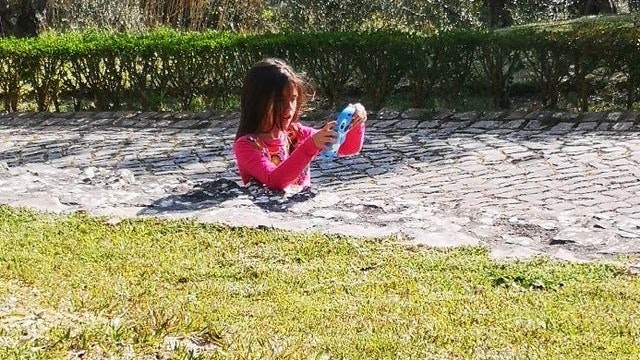 "Meine Tochter, wo ist der Rest von ihr?", schrieb die Verfasserin zu ihrer Foto der optischen Täuschung.