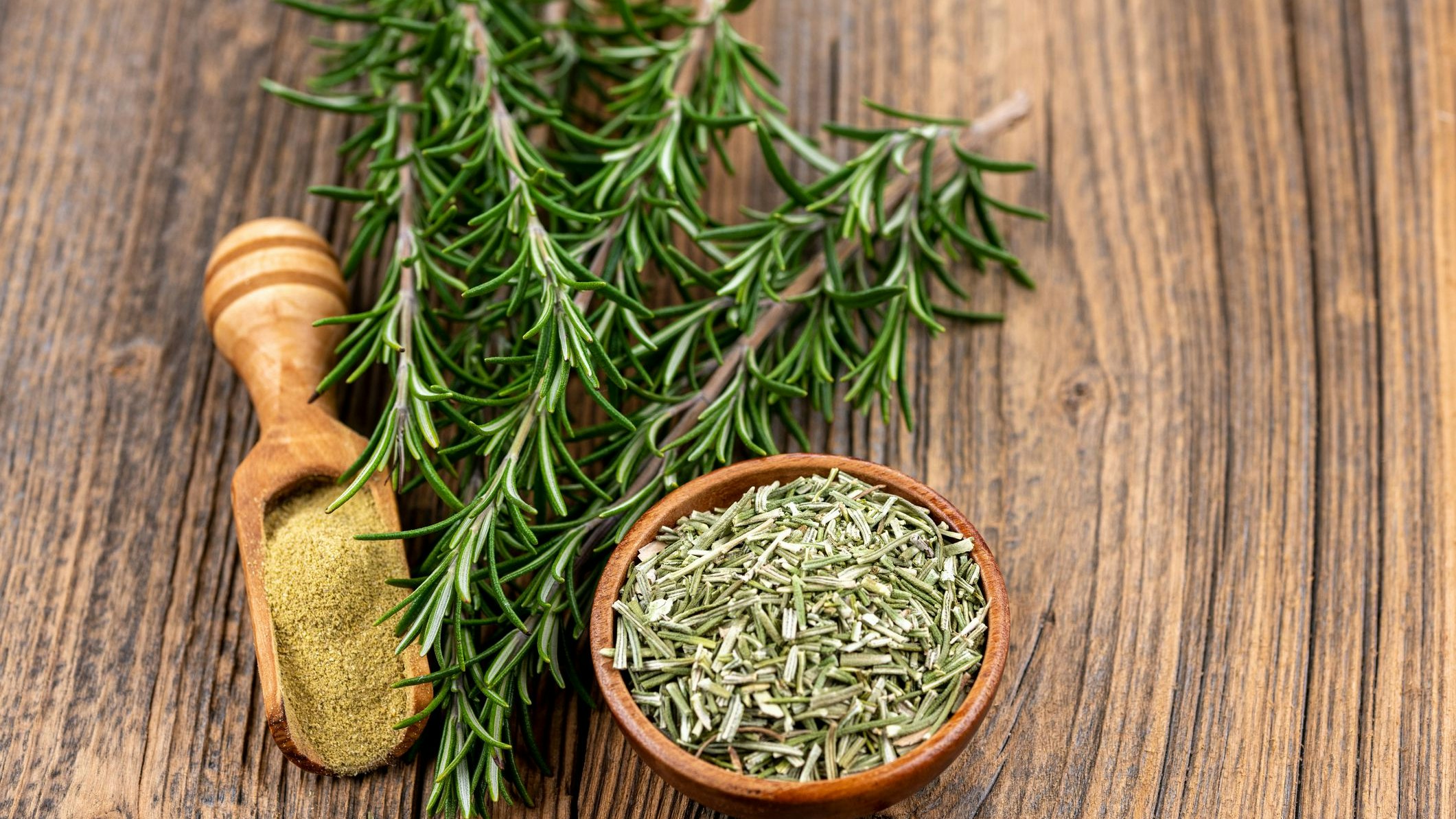 Rosmarin wirkt beruhigend und eine Studie hat bereits einen positiven Einfluss auf das Erinnerungsvermögen gezeigt.