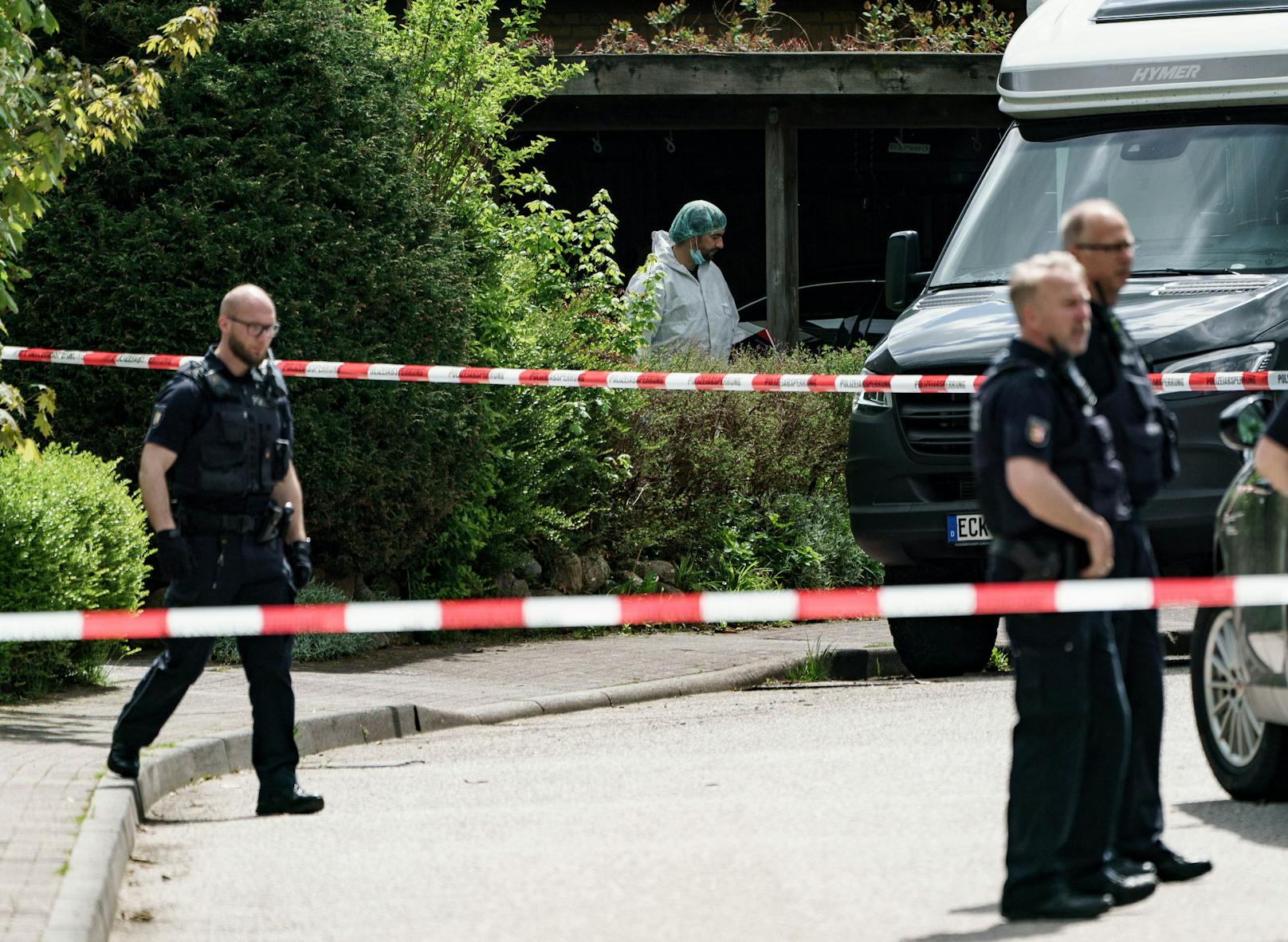Ermittler vor dem Haus in Dänischenhagen in dem die beiden Toten entdeckt wurden. Es soll sich dabei um einen Mann und eine Frau handeln.
