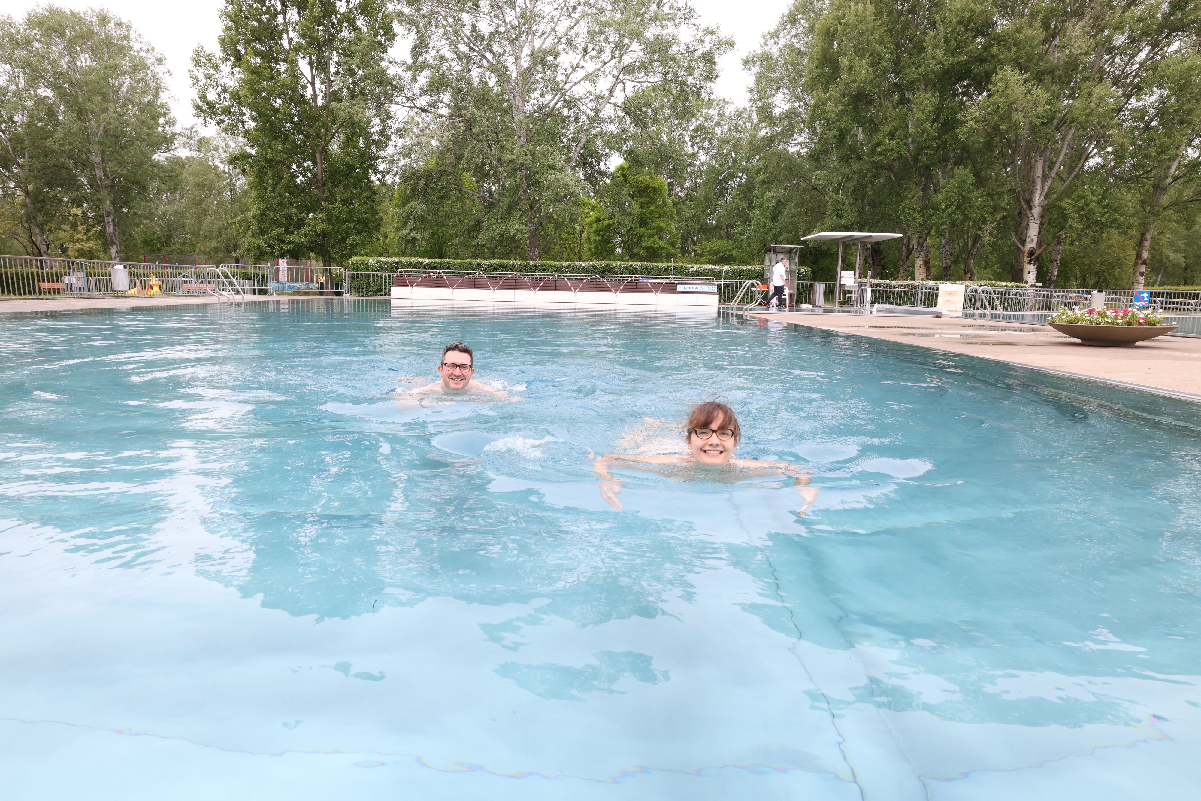 Kaum ist nach dem Corona-Winter wieder offen, sind Tabea (31) und Michael (42) auch schon die Ersten die im Wiener Gänsehäufel trotz wechselhaftem Wetter in den Pool springen.