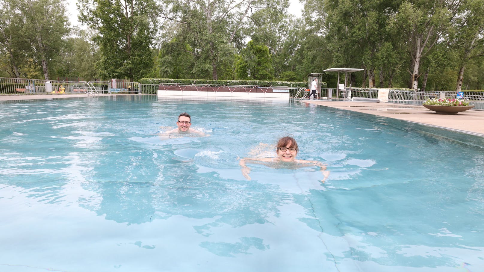 Kaum ist nach dem Corona-Winter wieder offen, sind Tabea (31) und Michael (42) auch schon die Ersten die im Wiener Gänsehäufel trotz wechselhaftem Wetter in den Pool springen.