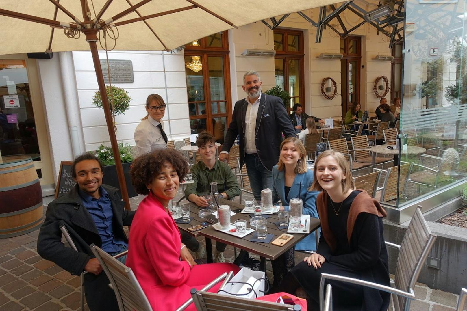 Florence, Jan, Janik, Amelie und Hannah konnten endlich wieder im heißgeliebten Stammcafé Witetschka in Wr. Neustadt sitzen.
