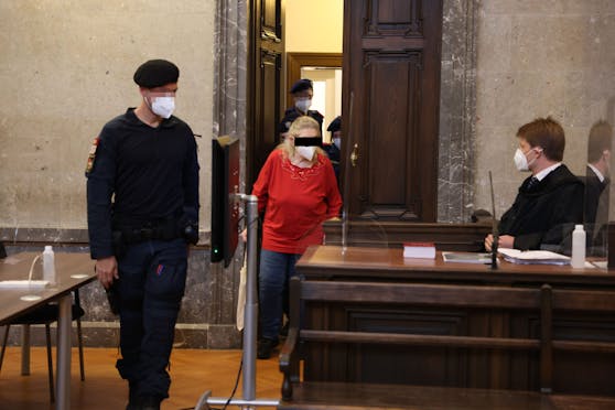 Die Angeklagte (73) vor Gericht, Anwalt Vogler (r.)