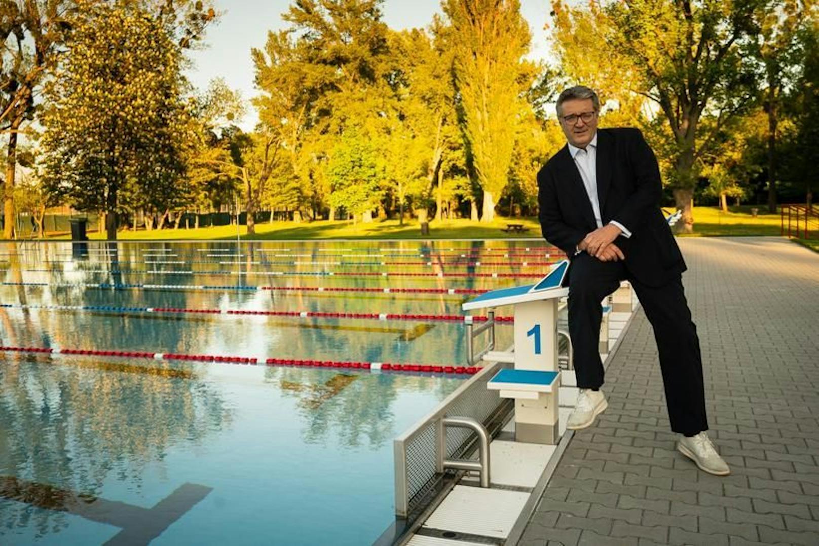 Hinter der Tribünenanlage des Sprungbeckens im Stadionbad (Leopoldstadt) wurde in den vergangenen Monaten ein zusätzliches 50-Meter-Becken errichtet. Heute wurde es durch Sportstadtrat Peter Hacker (SPÖ) eröffnet.