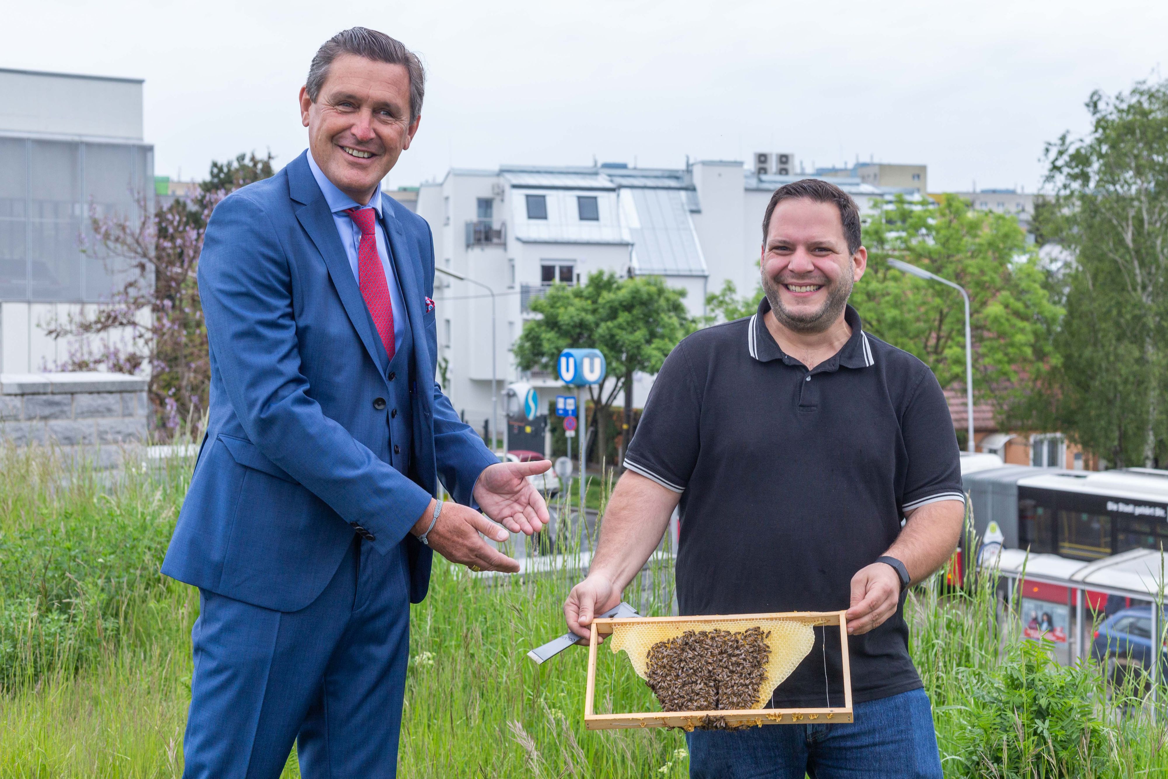 Öffi-Stadtrat Peter Hanke mit dem Imker auf der grünen Wiese neben der U1-Station Leopoldau.