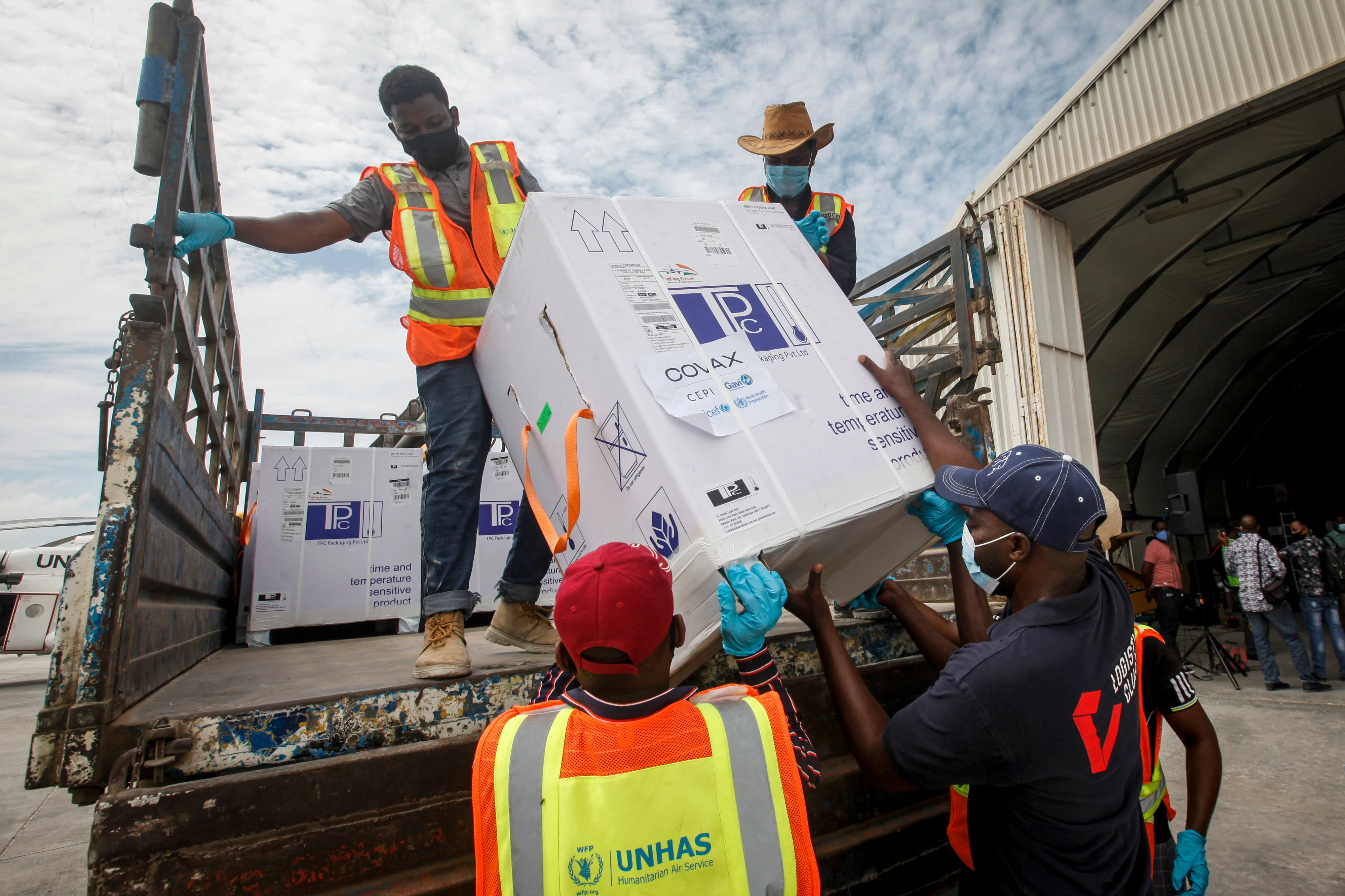 Download von www.picturedesk.com am 19.05.2021 (08:59).  FILE - In this March 15, 2021, file photo, boxes of AstraZeneca COVID-19 vaccine manufactured by the Serum Institute of India and provided through the global COVAX initiative arrive at the airport in Mogadishu, Somalia. India said in March it would suspend vaccine exports until the virus's spread inside the country slows. The WHO recently described the supply situation as precarious. (AP Photo/Farah Abdi Warsameh, File) - 20210315_PD10907 - Rechteinfo: Rights Managed (RM)