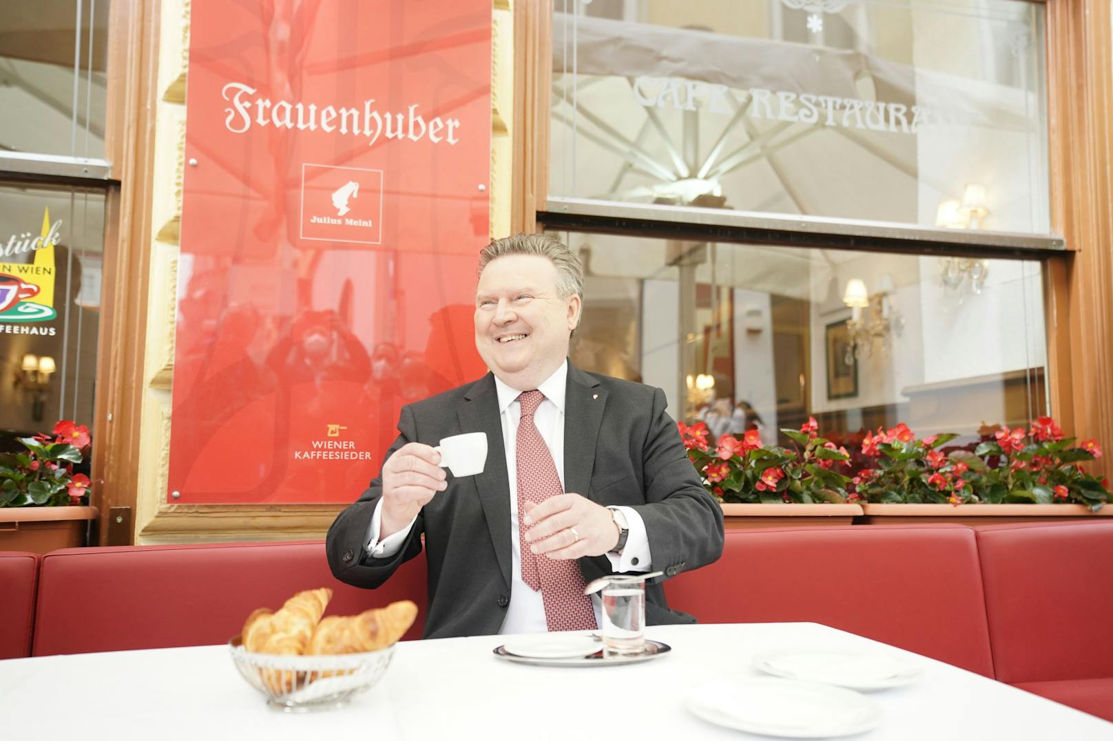 Bürgermeister Ludwig und WKW-Präsident Ruck besuchen ältestes Wiener Kaffeehaus