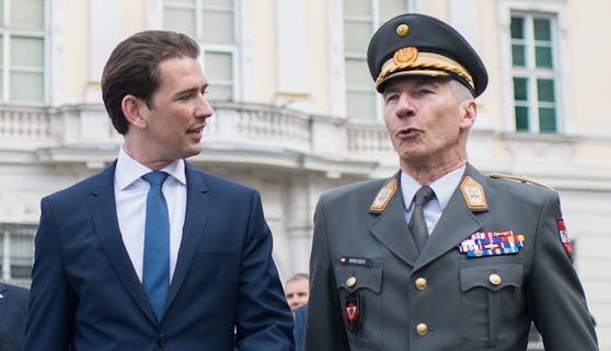 Bundeskanzler Sebastian Kurz (ÖVP) und Generalstabschef Robert Brieger bei einer Kranzniederlegung. Archivbild, 2018.