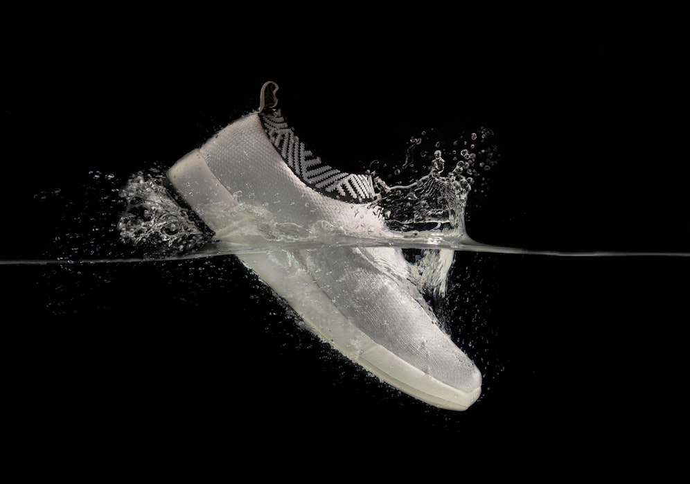 Diese Sneaker werden aus 21 Tassen Kaffeesatz und sechs alten Plastikflaschen hergestellt.