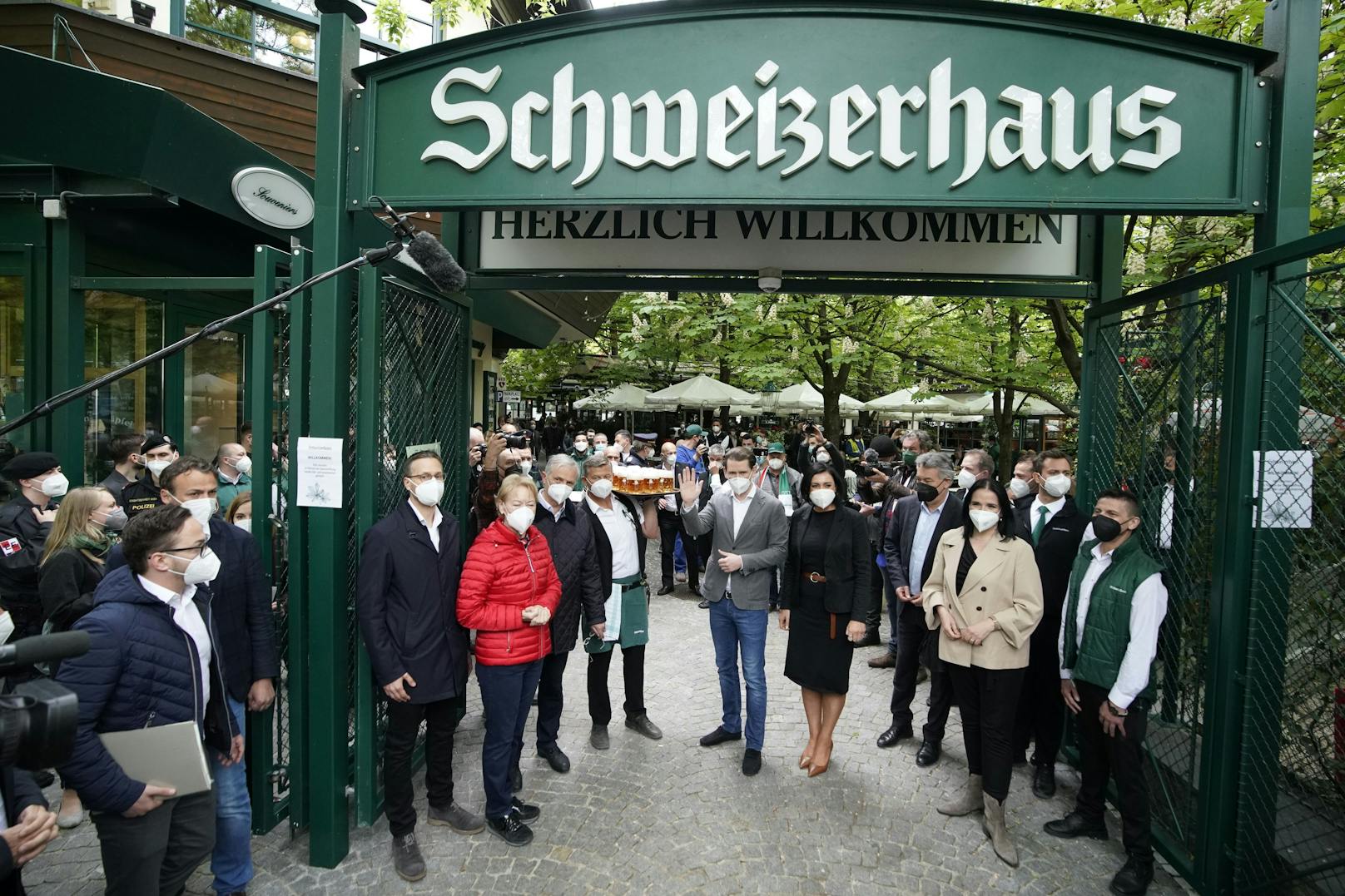 Kanzler Kurz und weitere Regierungsmitglieder besuchten am Mittwoch das Schweizerhaus im Wiener Prater
