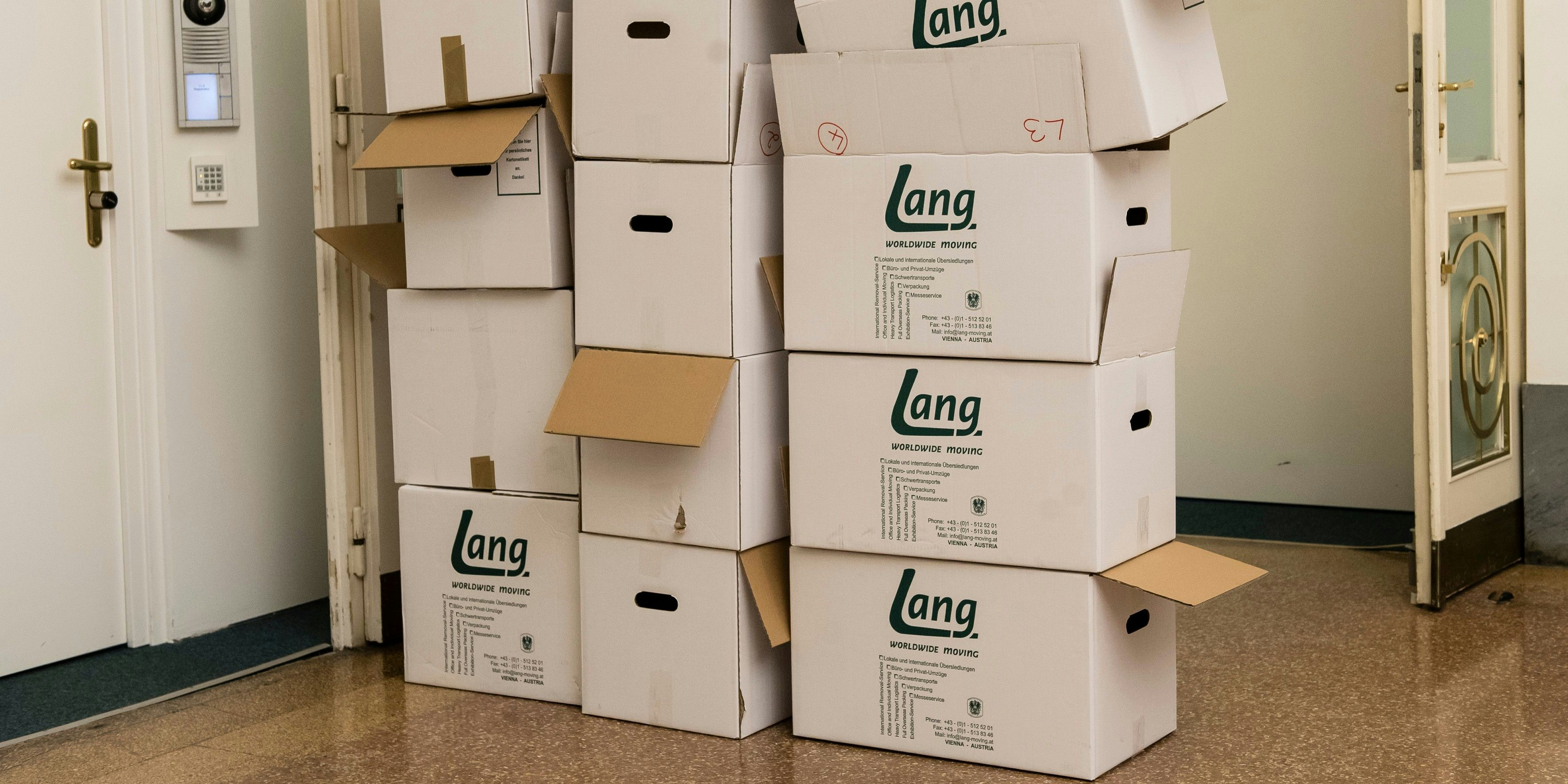 Letzte Lieferung: Finanzminister Gernot Blümel übermittelte diese Kartons.