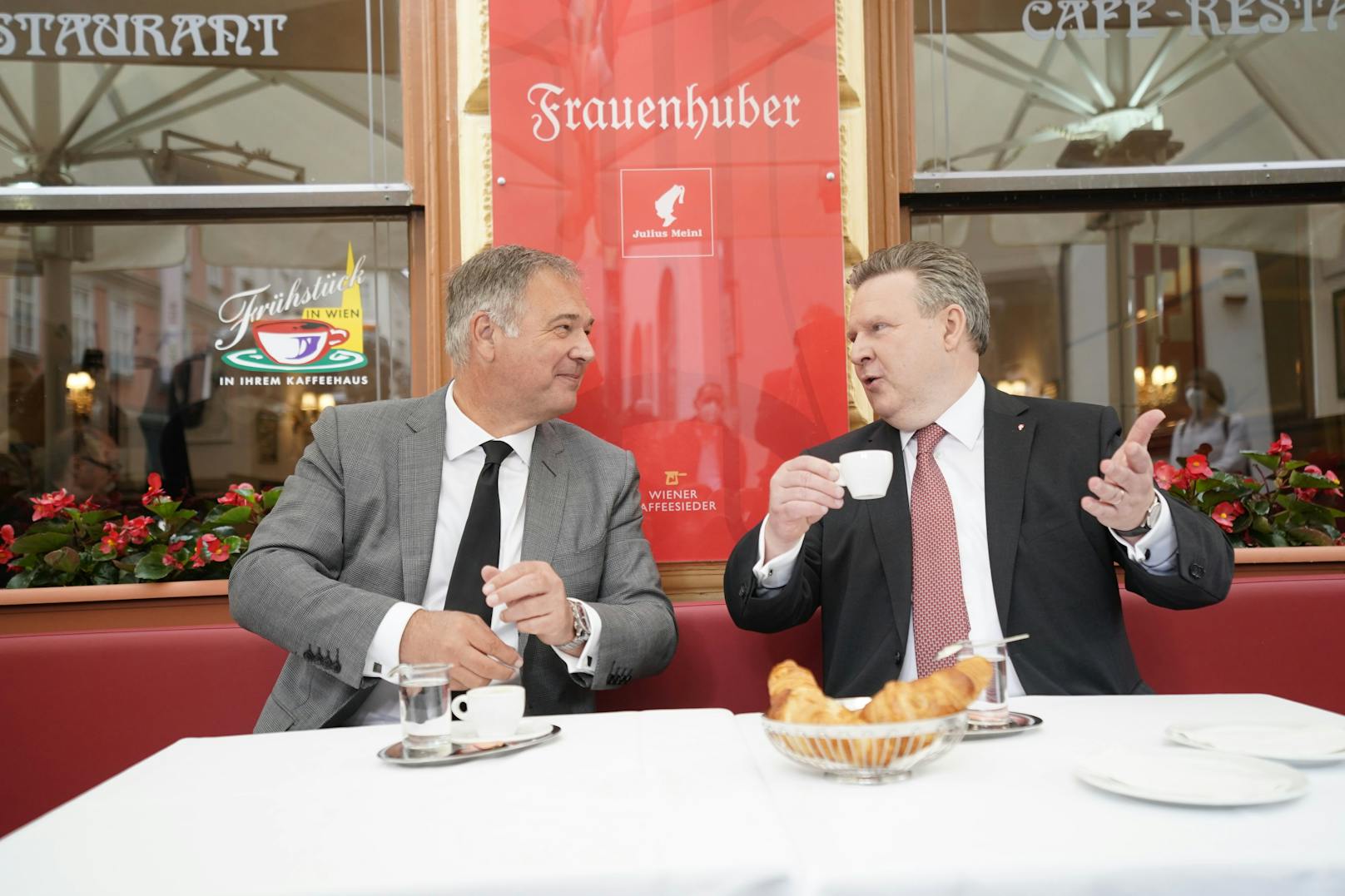 Bürgermeister Ludwig und WKW-Präsident Ruck besuchen ältestes Wiener Kaffeehaus