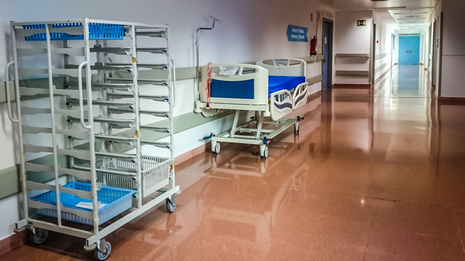 Ein Spitalsbett ist auf dem Gang einer Klinik abgestellt. Symbolbild