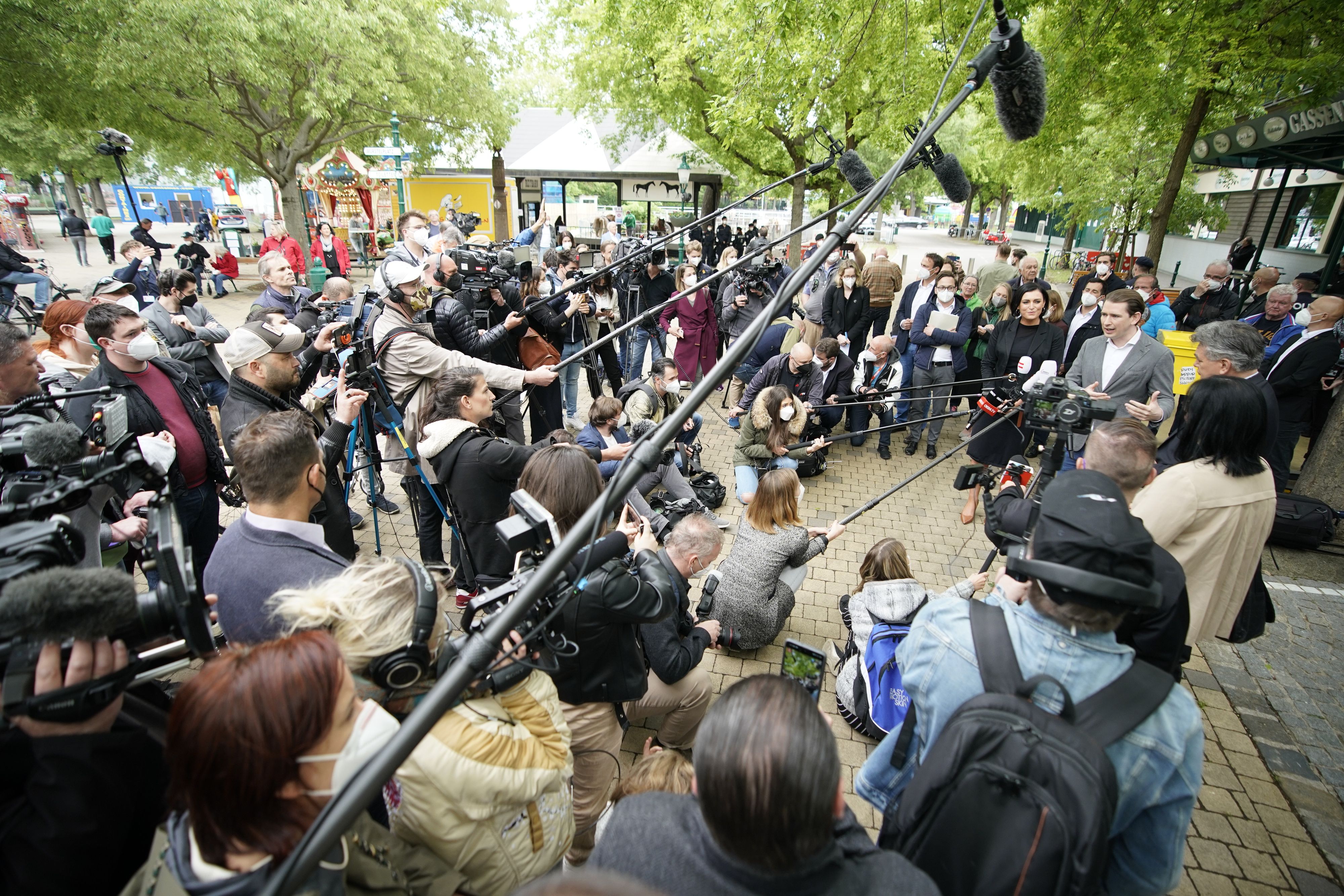 Kanzler Kurz und weitere Regierungsmitglieder besuchten am Mittwoch das Schweizerhaus im Wiener Prater