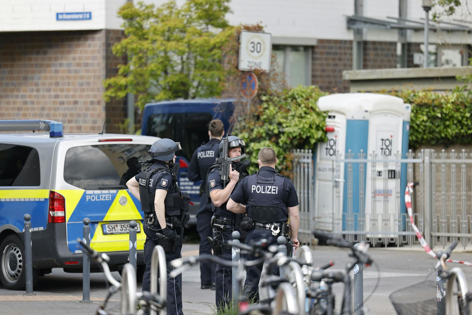 Schwerbewaffnete Polizeieinheiten haben auch das Kieler Brauereiviertel abgeriegelt.&nbsp;