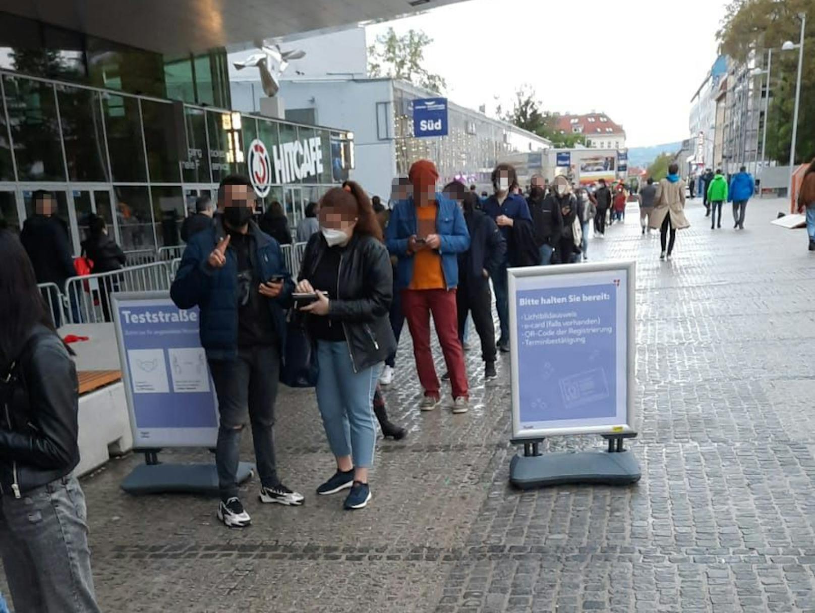 Die Warteschlnage vor der Teststraße bei der Wiener Stadthalle am Tag der Gastro-Öffnung.