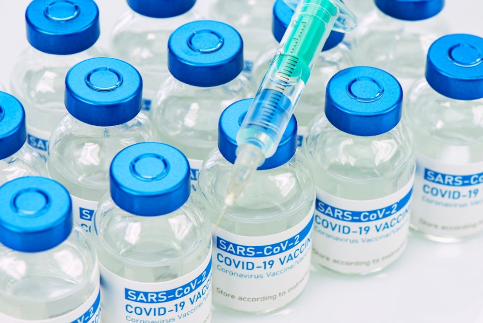 Erste Versuche, AstraZeneca und BioNTech/Pfizer-Impfstoffe zu kombinieren, liefen erfolgreich.<br>