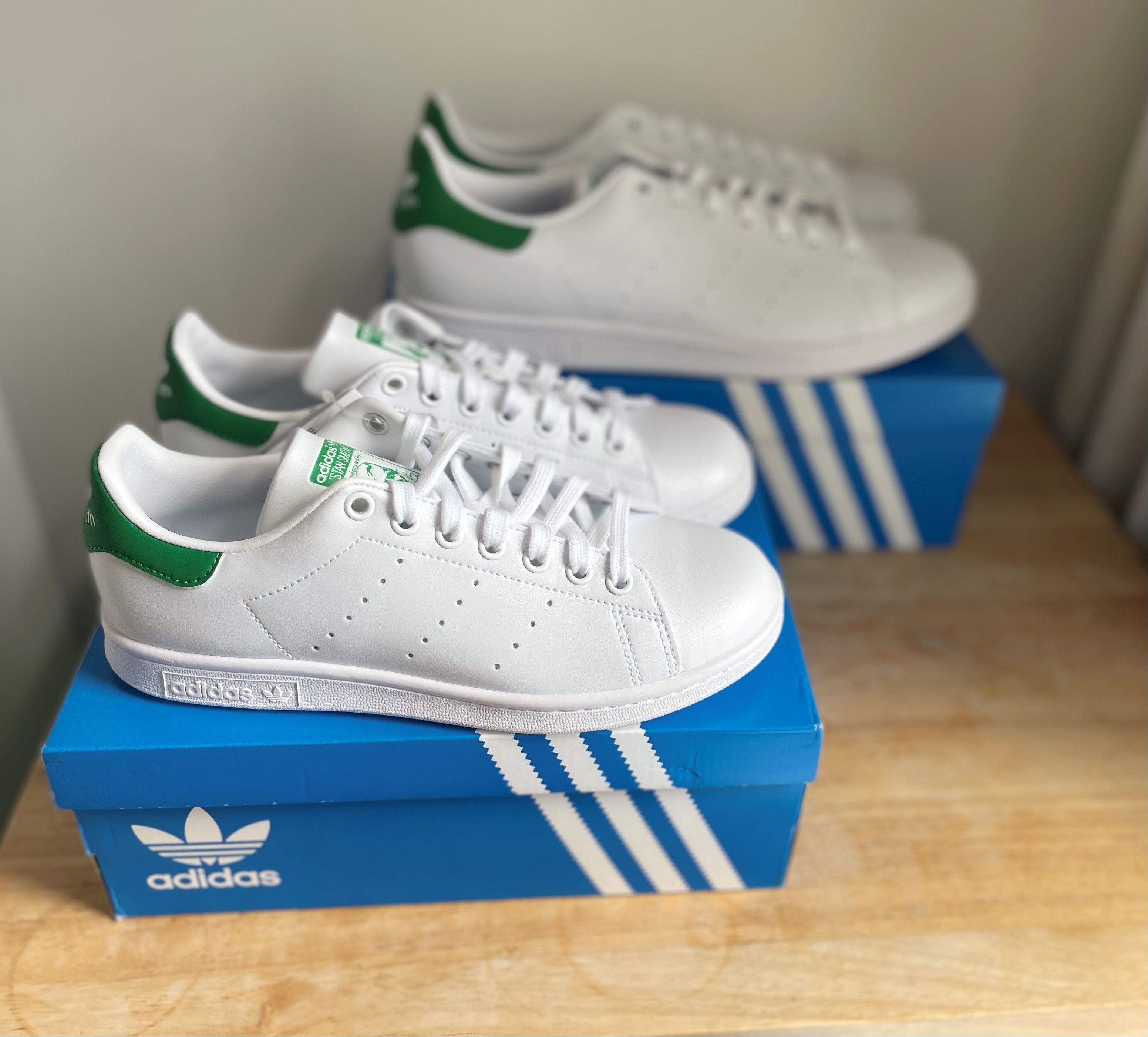 Zwei Paar der veganen Adidas-Sneakers wurden zum dritten Hochzeitstag an die Royals verschickt. 