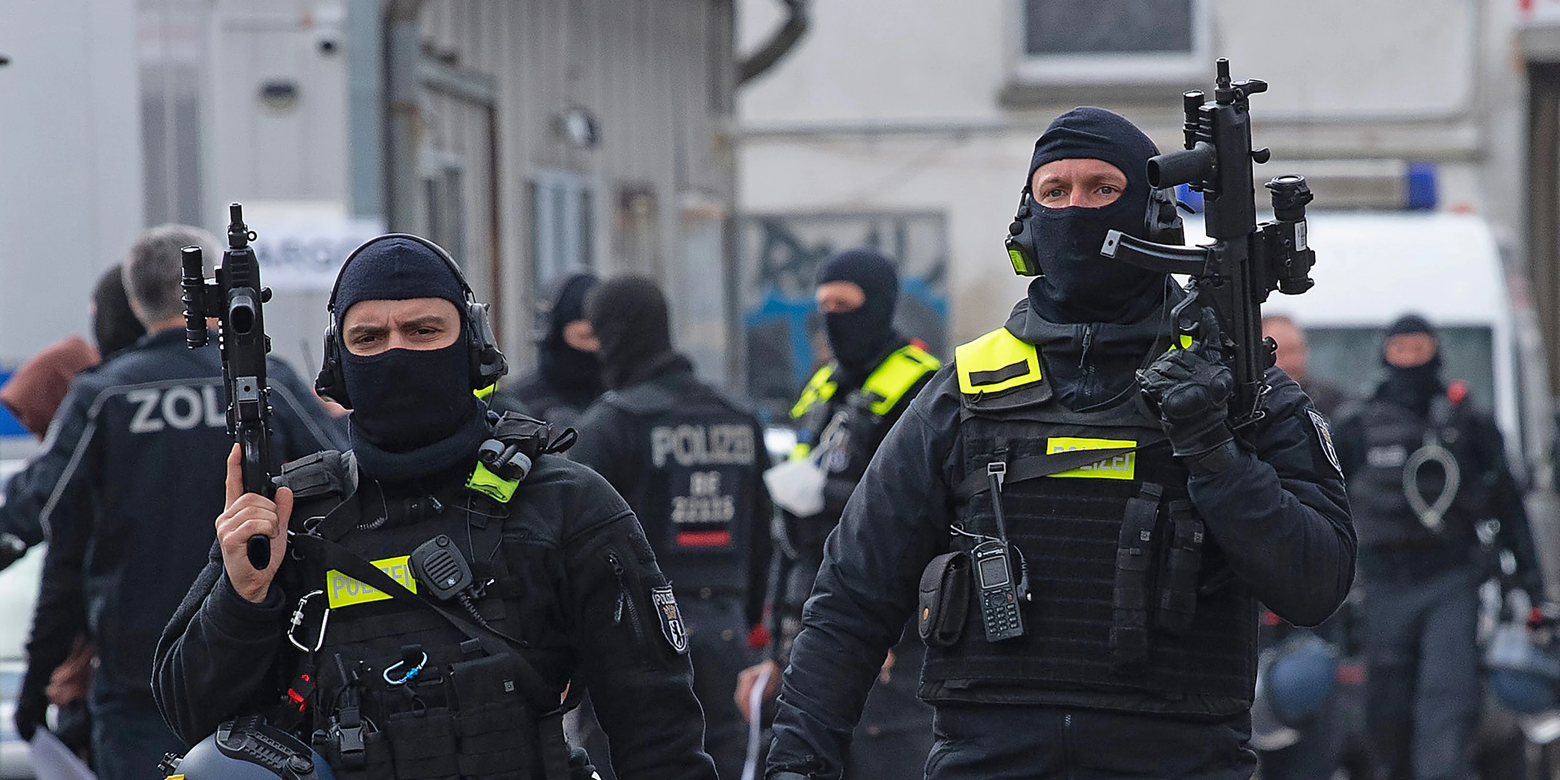 Download von www.picturedesk.com am 19.05.2021 (09:55).  14 April 2021, Berlin: Police officers walk across a compound in Lichtenberg with their weapons in hand. With a raid, the officers take action against suspected, internationally operating drug dealers. Photo: Paul Zinken/dpa-Zentralbild/dpa - 20210414_PD1951 - Rechteinfo: Rights Managed (RM)