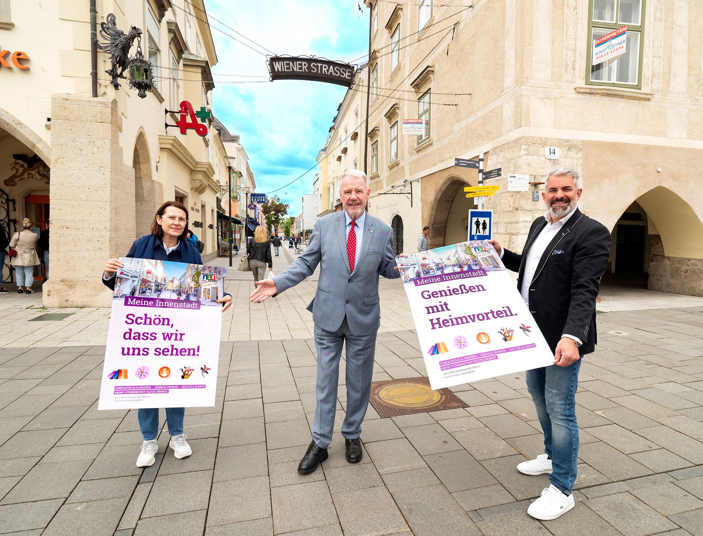 Agnieszka Debska vom Sneaker-Store "Re5el" in der Herzog Leopold-Straße, Bürgermeister Klaus Schneeberger und Witetschka-Chef Oliver Andersch freuen sich über das Ende des Lockdowns in der Wiener Neustädter Innenstadt.