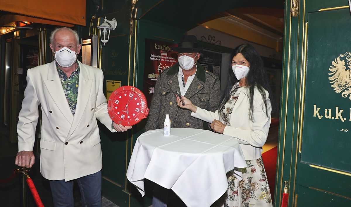 Hofbeisl-Wirt Marcus Hofbauer (li) und seine Gattin Manu begrüßten den allerersten Gast.