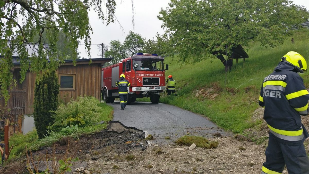 In Anger (Bezirk Weiz) krachte am Mittwoch (19. Mai 2021) ein Kran in ein Wohnhaus. 
